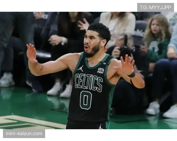 特写：塔图姆抢七失利后于球员通道驻足，2026年东部决赛门票在手中